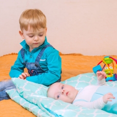 دلایل حسادت کودکان به یکدیگر چیست؟ + راه حل