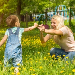 آموزش عکاسی از کودک | چگونه با موبایل از کودکان عکس‌های آتلیه‌ای بگیریم؟