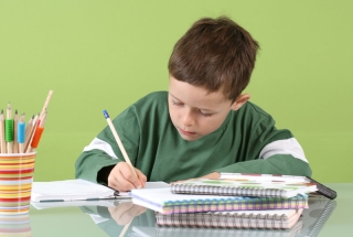 چگونه فرزندم را به انجام تکالیفش تشویق کنم؟