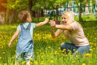 آموزش عکاسی از کودک | چگونه با موبایل از کودکان عکسهای آتلیهای بگیریم؟